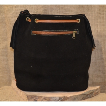 Torebka worek etno ze skóry czarna z kwiatowym haftem .